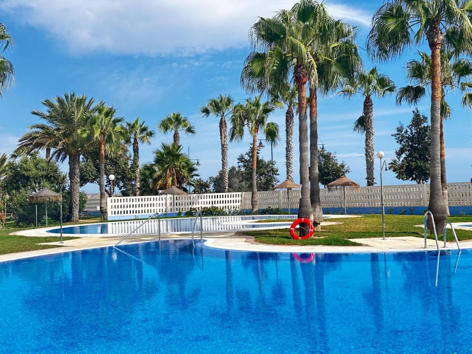 אלמרימר Luxurious Spacious Three Bedroom Apartment On Beachfront מראה חיצוני תמונה
