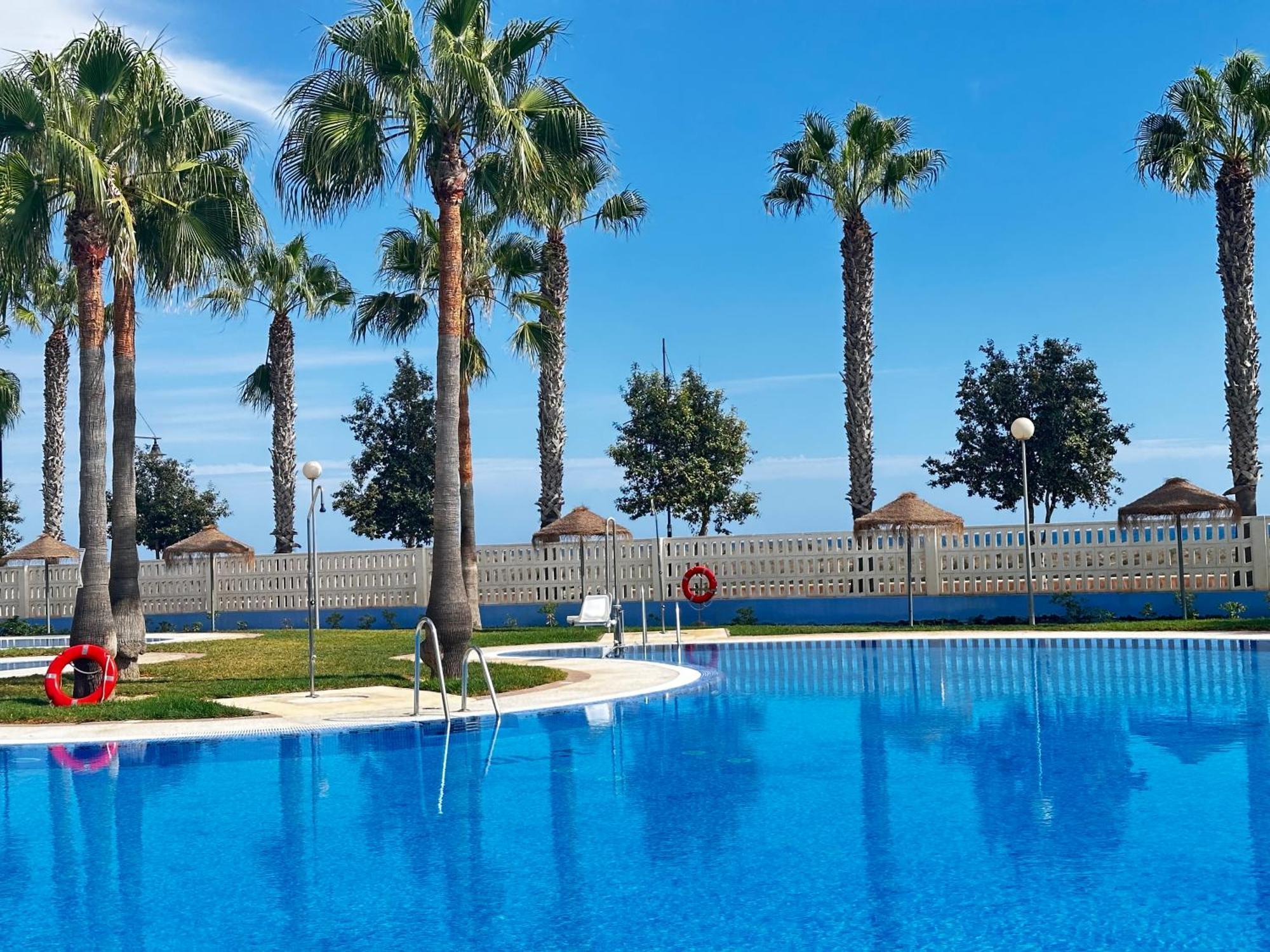 אלמרימר Luxurious Spacious Three Bedroom Apartment On Beachfront מראה חיצוני תמונה
